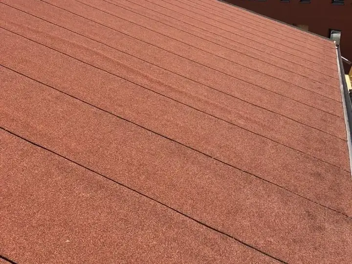 Dakvlak met rood mineraal granulaat als toplaag