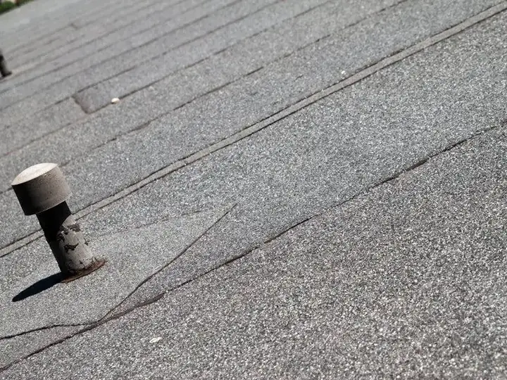 Dakontluchting die door de dakbedekking van een plat dak steekt